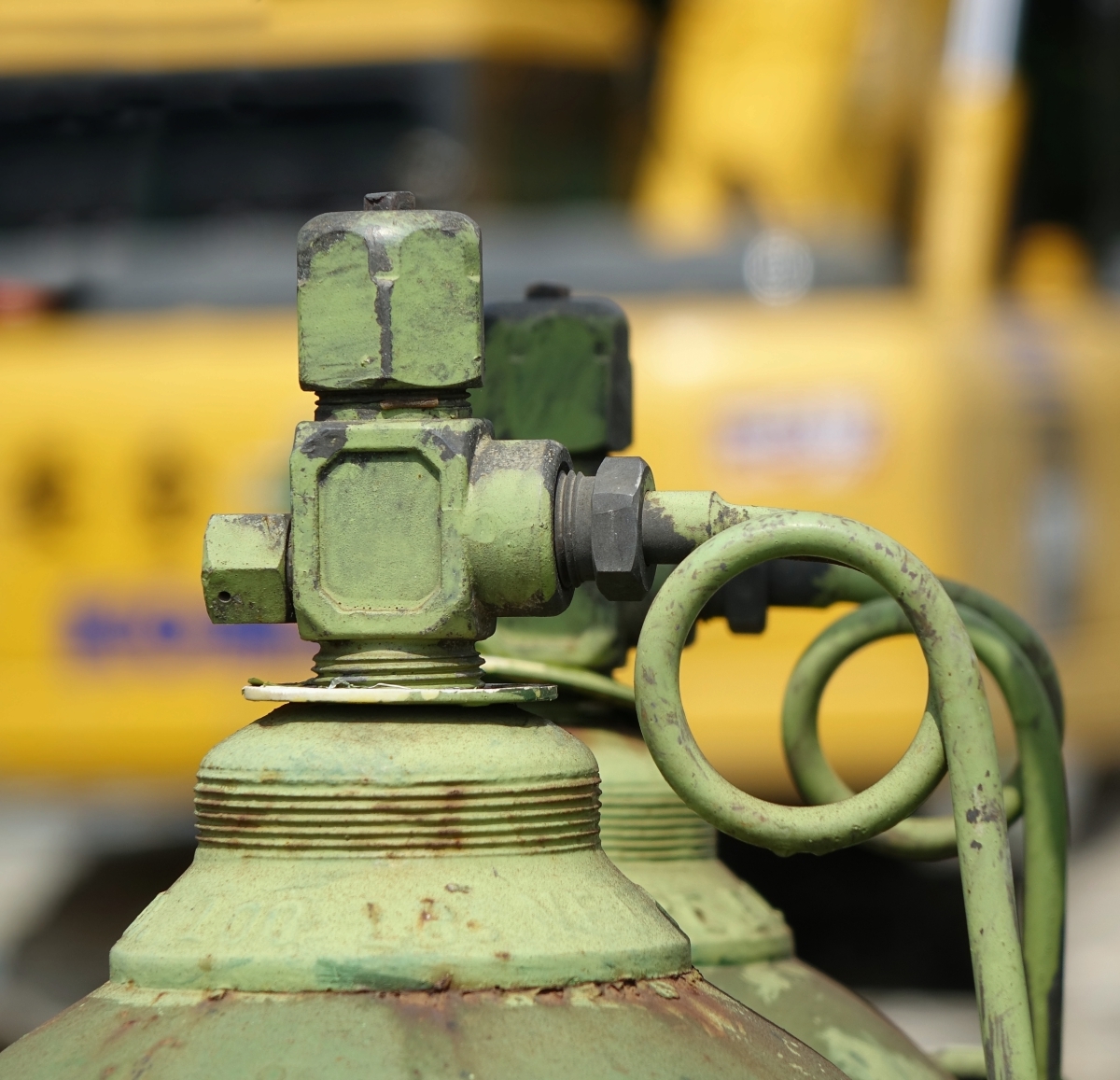Welding tanks require safety labeling for handling and use of contained gas.